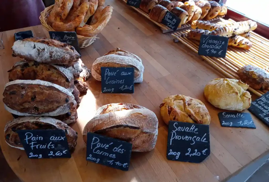 アンジェのブランジェリー・カルム Boulangerie des Carmes に並ぶパン