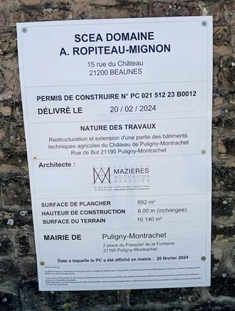 シャトードピュリニーモンラッシェに掲げられている建築許可の看板。ロピトーミニョンがシャトーの建物の増築に関わる旨書かれている